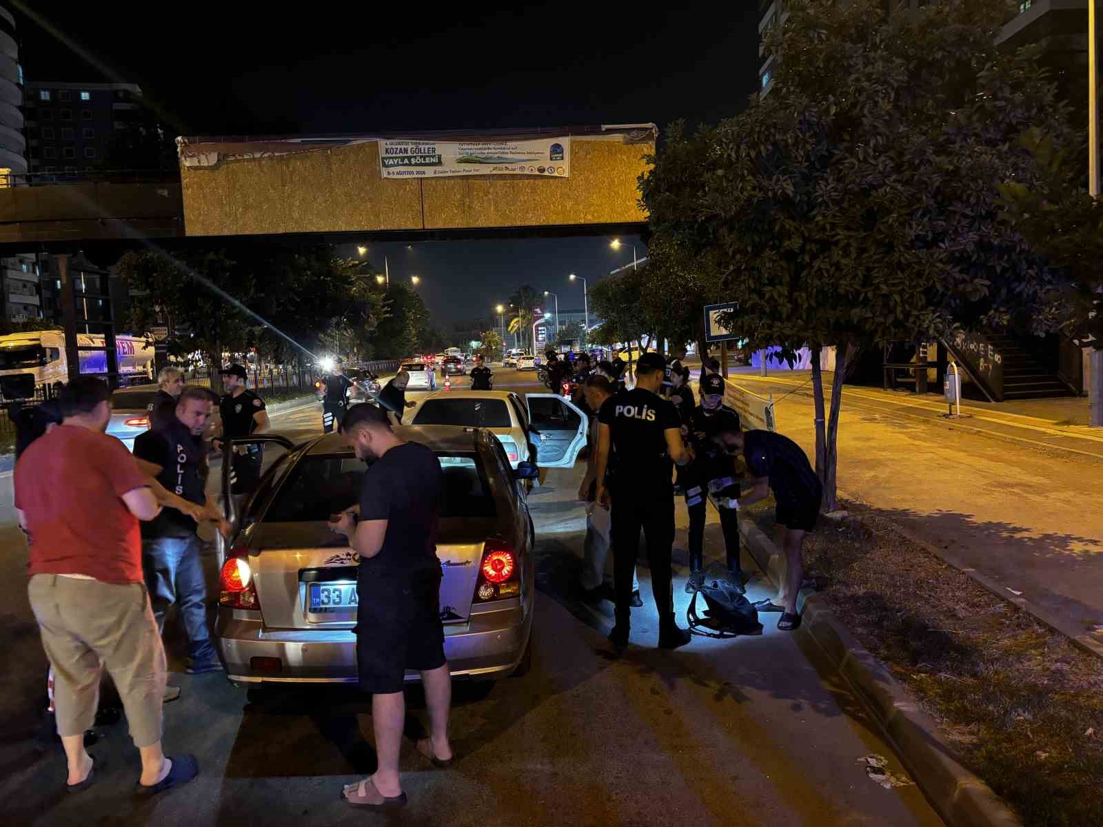 Adana’da Huzur ve Güven uygulaması: 62 aranan şahıs yakalandı, 3 milyon 924 bin TL ceza kesildi