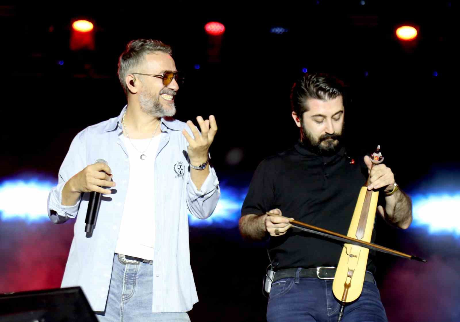 Resul Dindar ve Ümit Yaşar, Kastamonu’da binlerce vatandaşa unutulmaz bir gece yaşattı