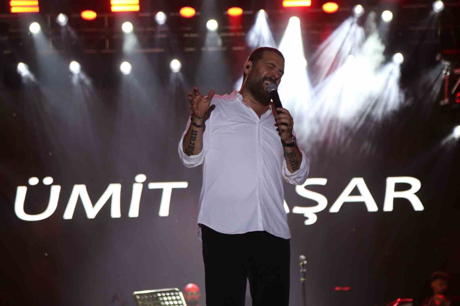 Resul Dindar ve Ümit Yaşar, Kastamonu’da binlerce vatandaşa unutulmaz bir gece yaşattı