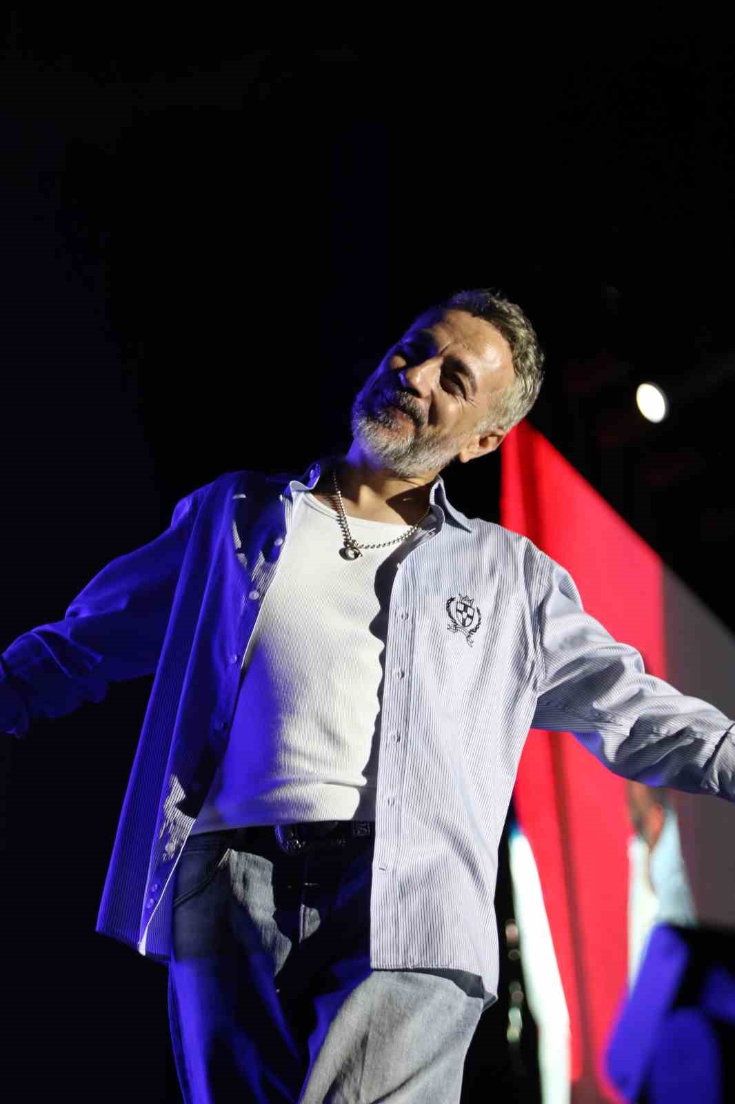 Resul Dindar ve Ümit Yaşar, Kastamonu’da binlerce vatandaşa unutulmaz bir gece yaşattı