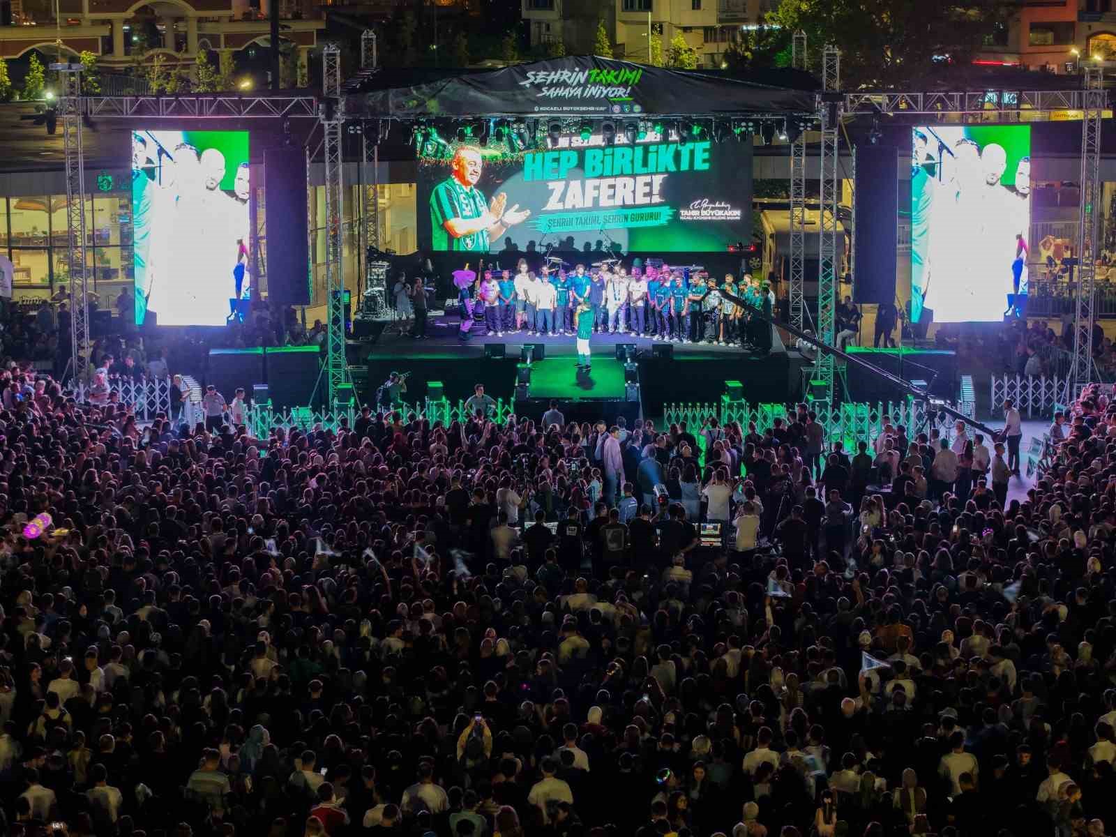 Kocaelispor yeni sezon öncesi gövde gösterisi yaptı: Metehan tanıtıldı, taraftar Buray’la coştu