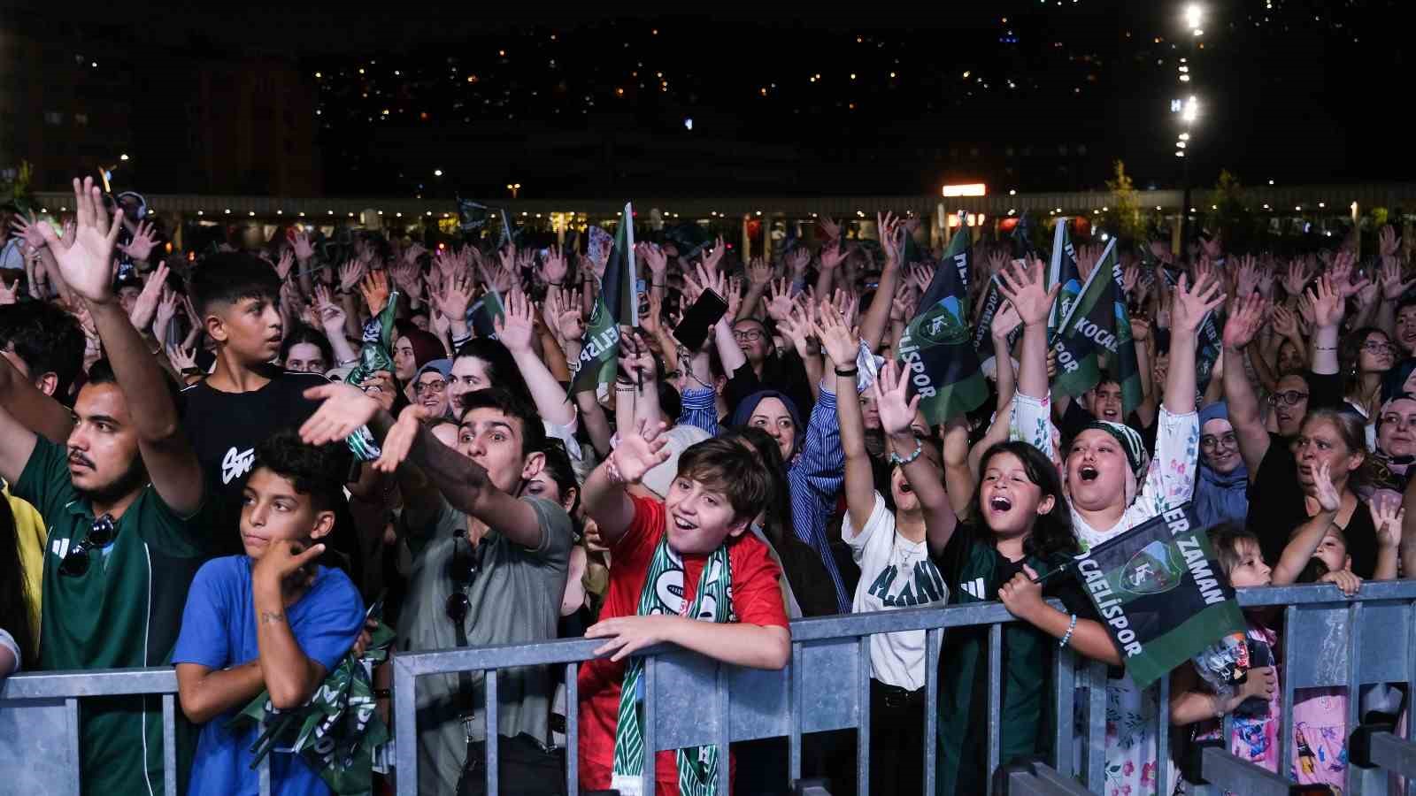 Kocaelispor yeni sezon öncesi gövde gösterisi yaptı: Metehan tanıtıldı, taraftar Buray’la coştu