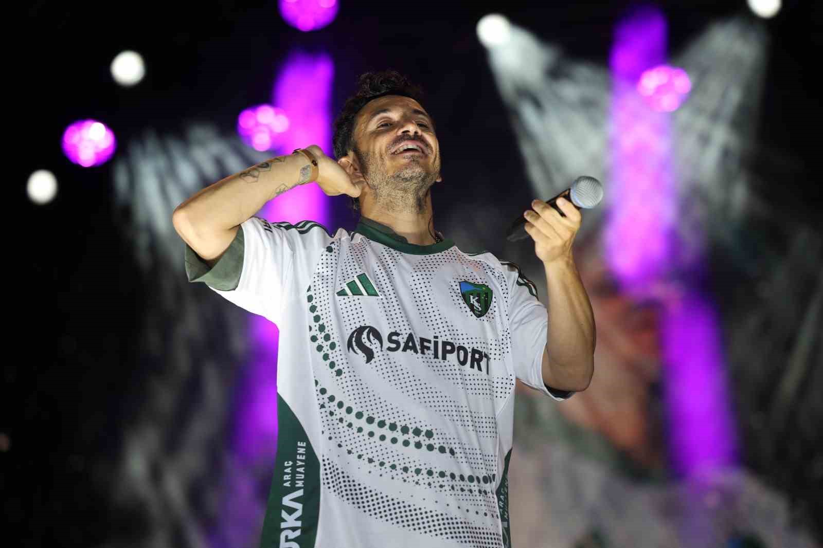 Kocaelispor yeni sezon öncesi gövde gösterisi yaptı: Metehan tanıtıldı, taraftar Buray’la coştu