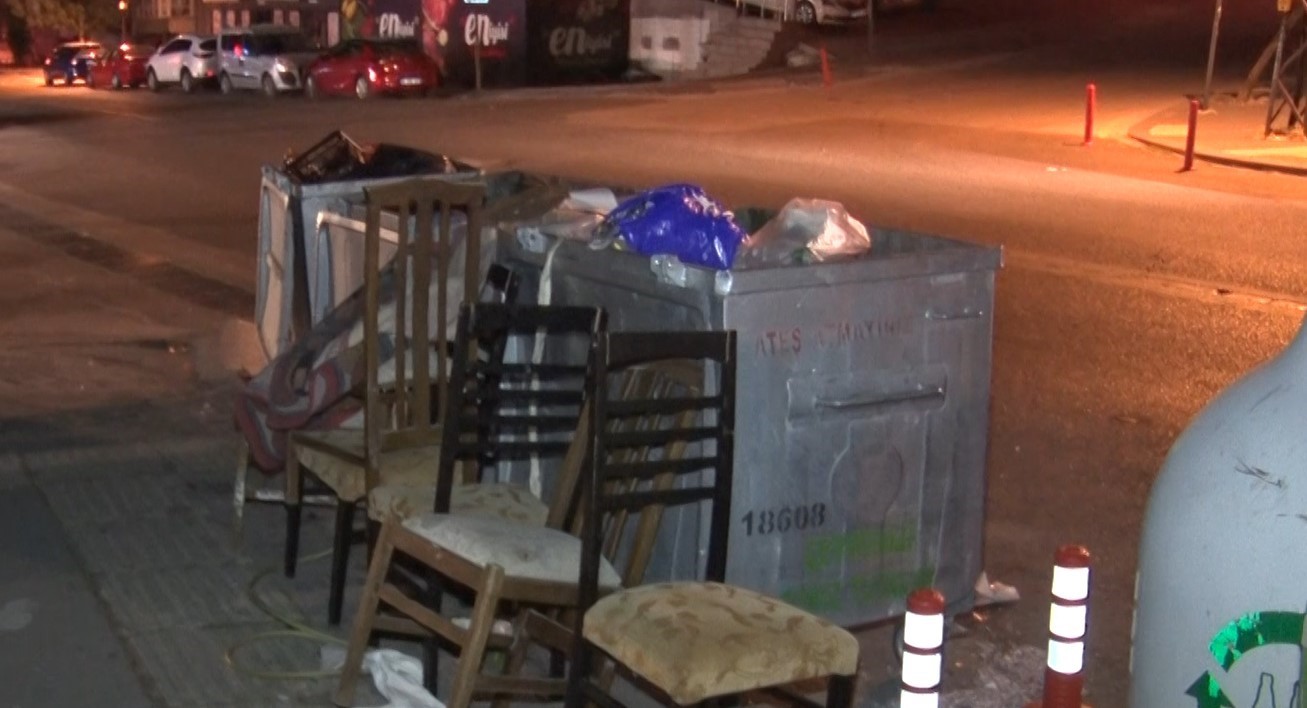 Başkent’te vatandaşlar çöp konteynerlerin yanına bırakılan eşyaların toplanmamasına tepki gösterdi
