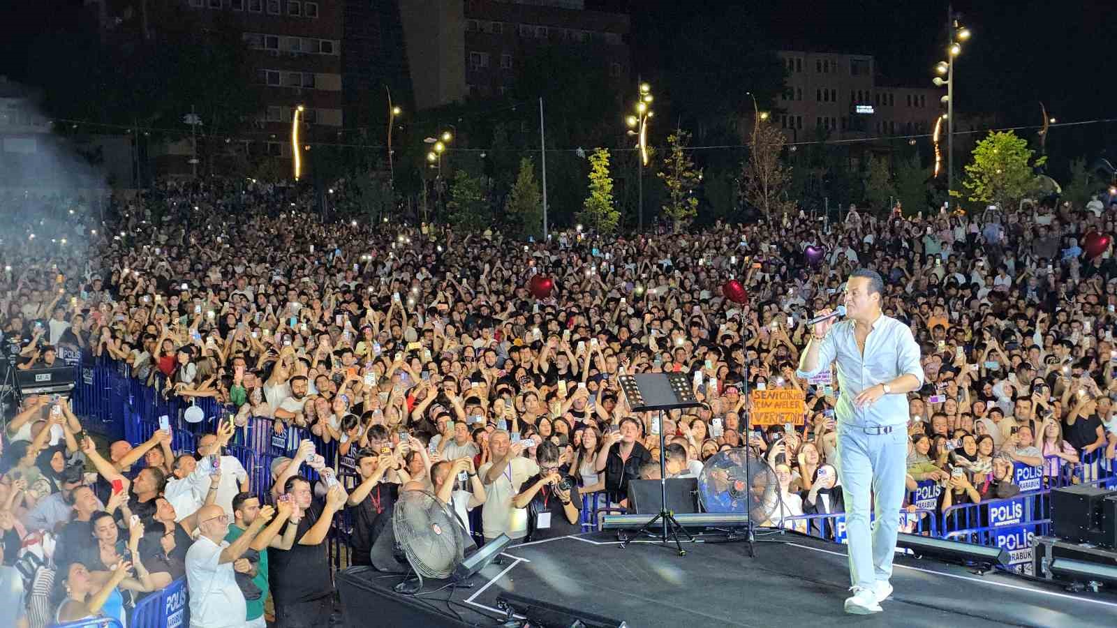 Karabük’te 30 bin kişi aynı coşkuda buluştu: Hakan Peker ve Sefo sahneyi salladı