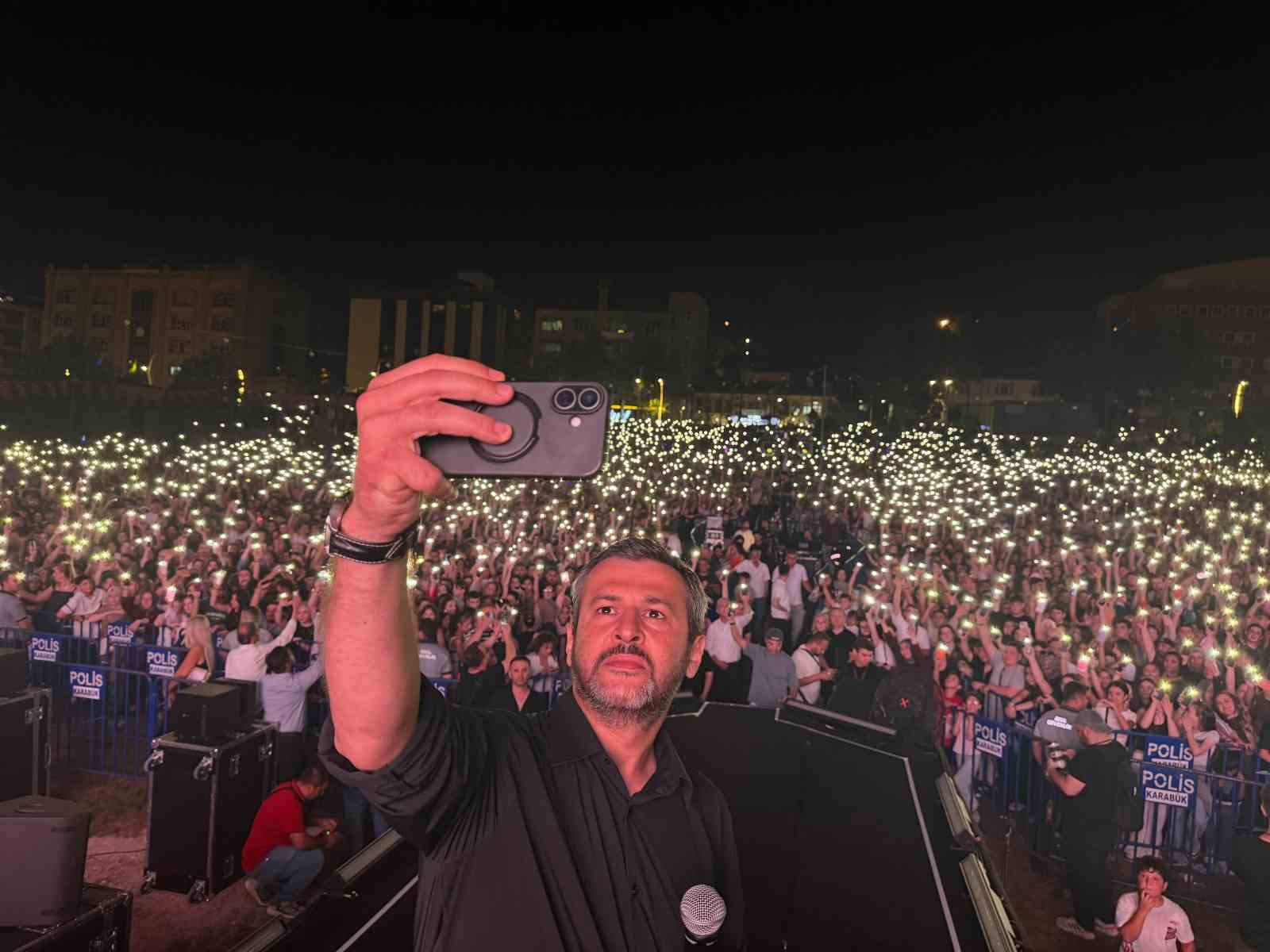 Karabük’te 30 bin kişi aynı coşkuda buluştu: Hakan Peker ve Sefo sahneyi salladı