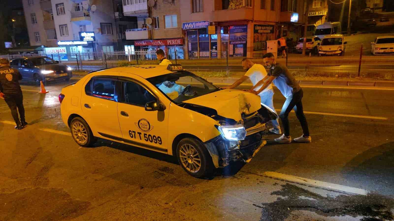 Ticari taksi ile otomobil kazaya karıştı