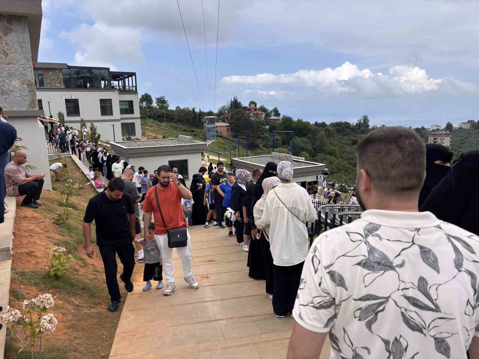Trabzon’da dağ kızağına turist akını: Metrelerce kuyruk oluşuyor