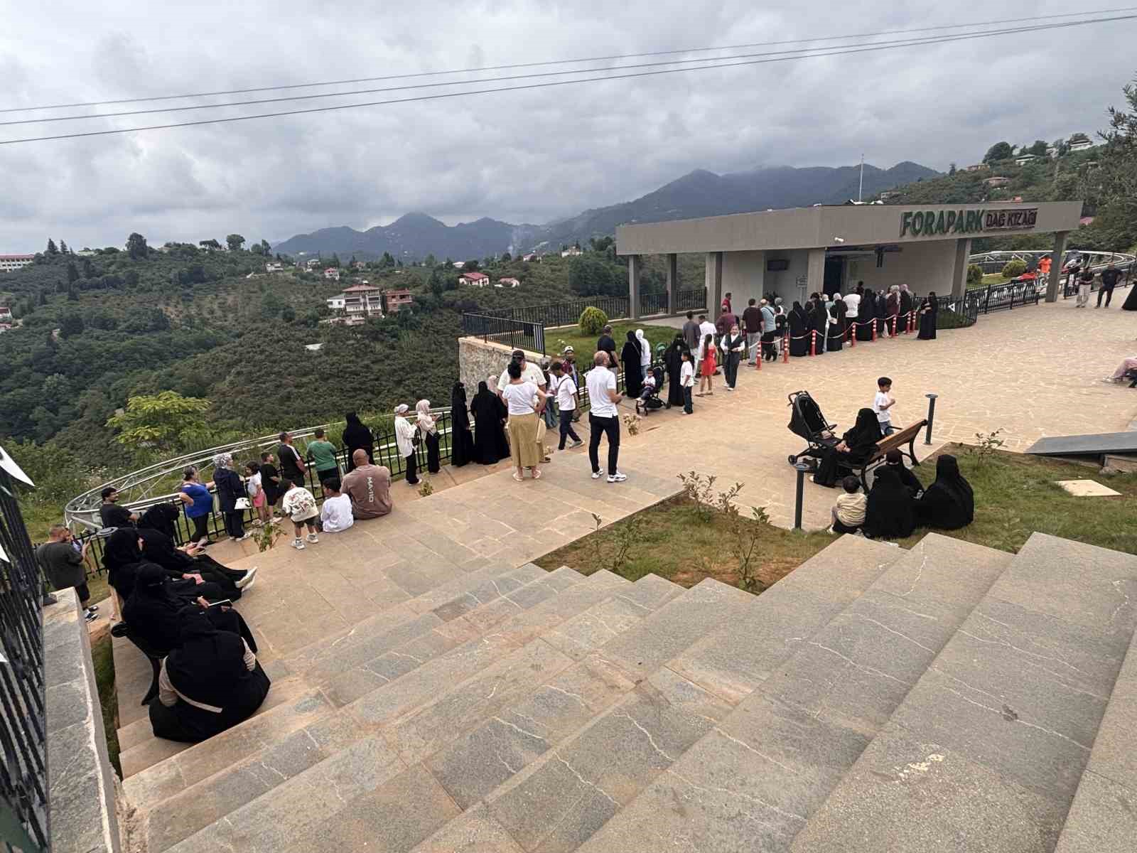 Trabzon’da dağ kızağına turist akını: Metrelerce kuyruk oluşuyor
