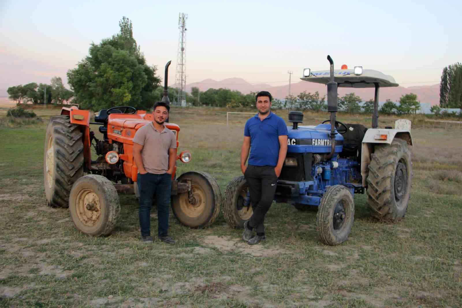 Çay sohbeti iddiaya dönüştü: Köyün futbol sahasında 100 metrelik traktör yarışı