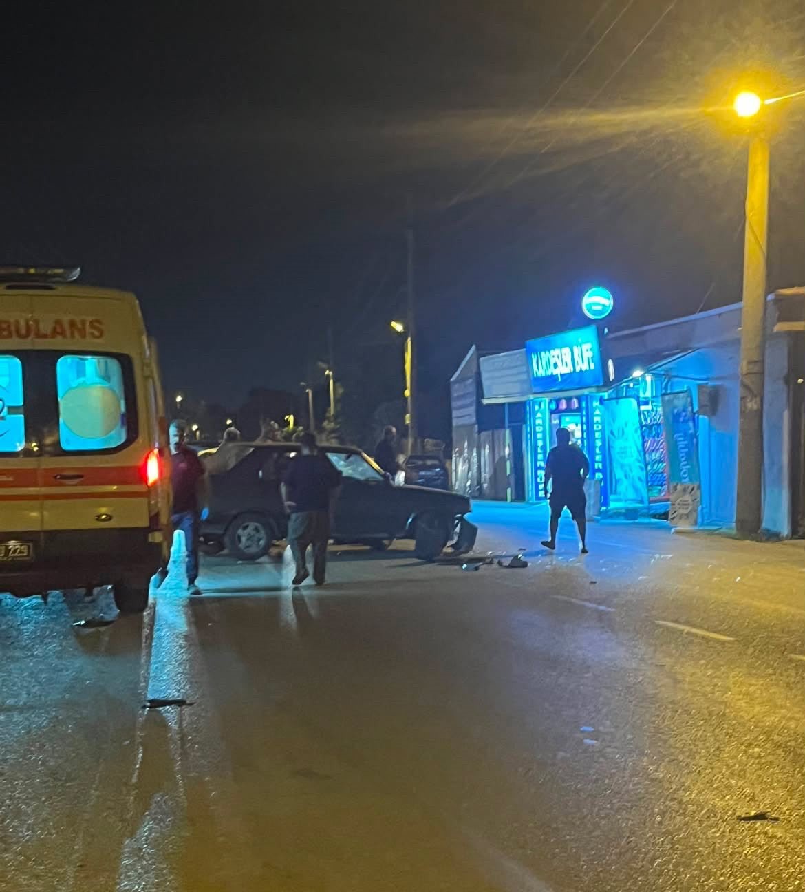 ’U’ dönüşü yapmak isteyen otomobile 2 motosiklet ok gibi saplandı