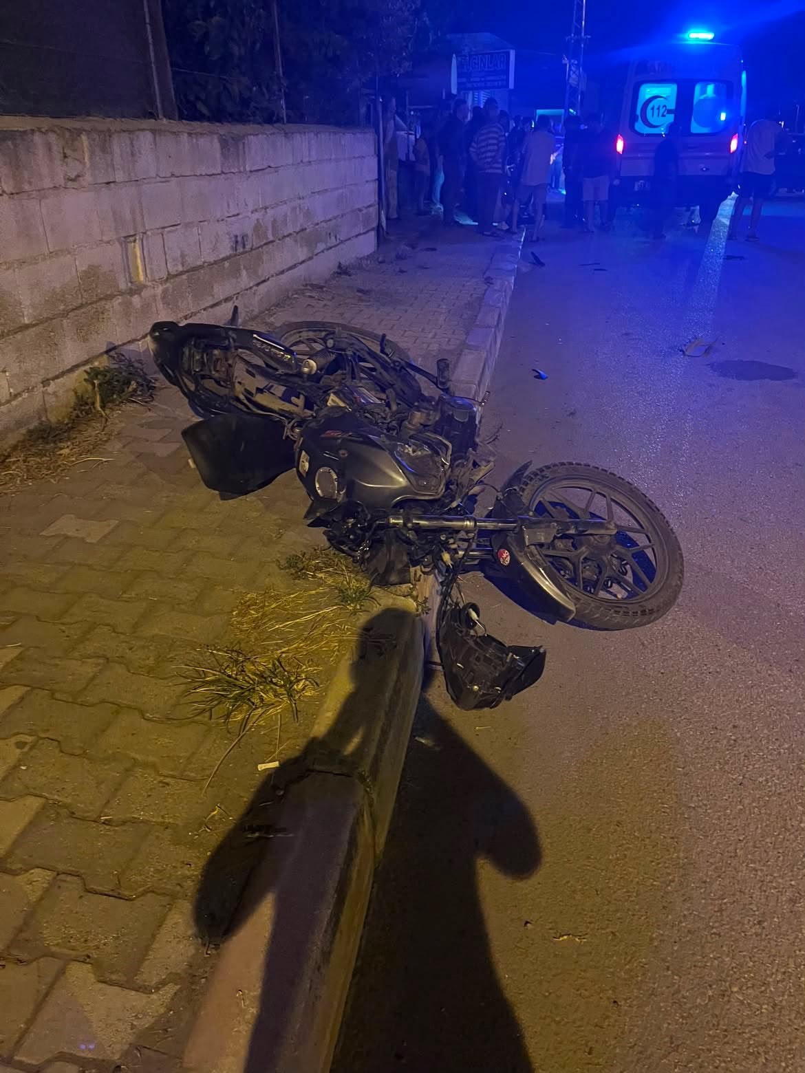 ’U’ dönüşü yapmak isteyen otomobile 2 motosiklet ok gibi saplandı