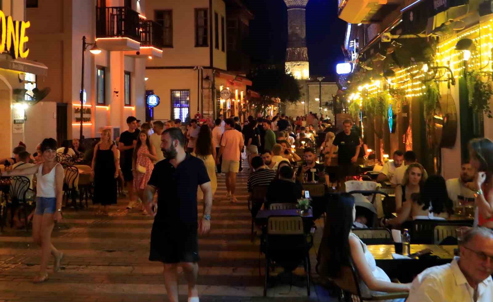 Hava kararınca nüfusunun 100 katını ağırlıyor