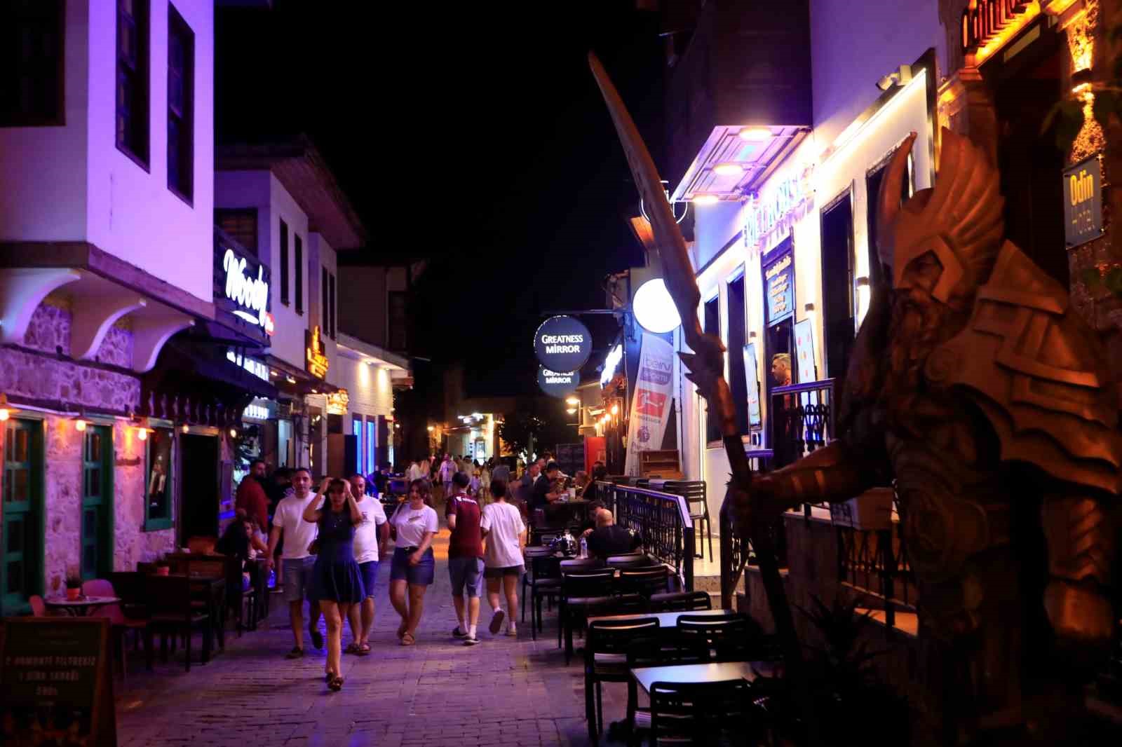 Hava kararınca nüfusunun 100 katını ağırlıyor
