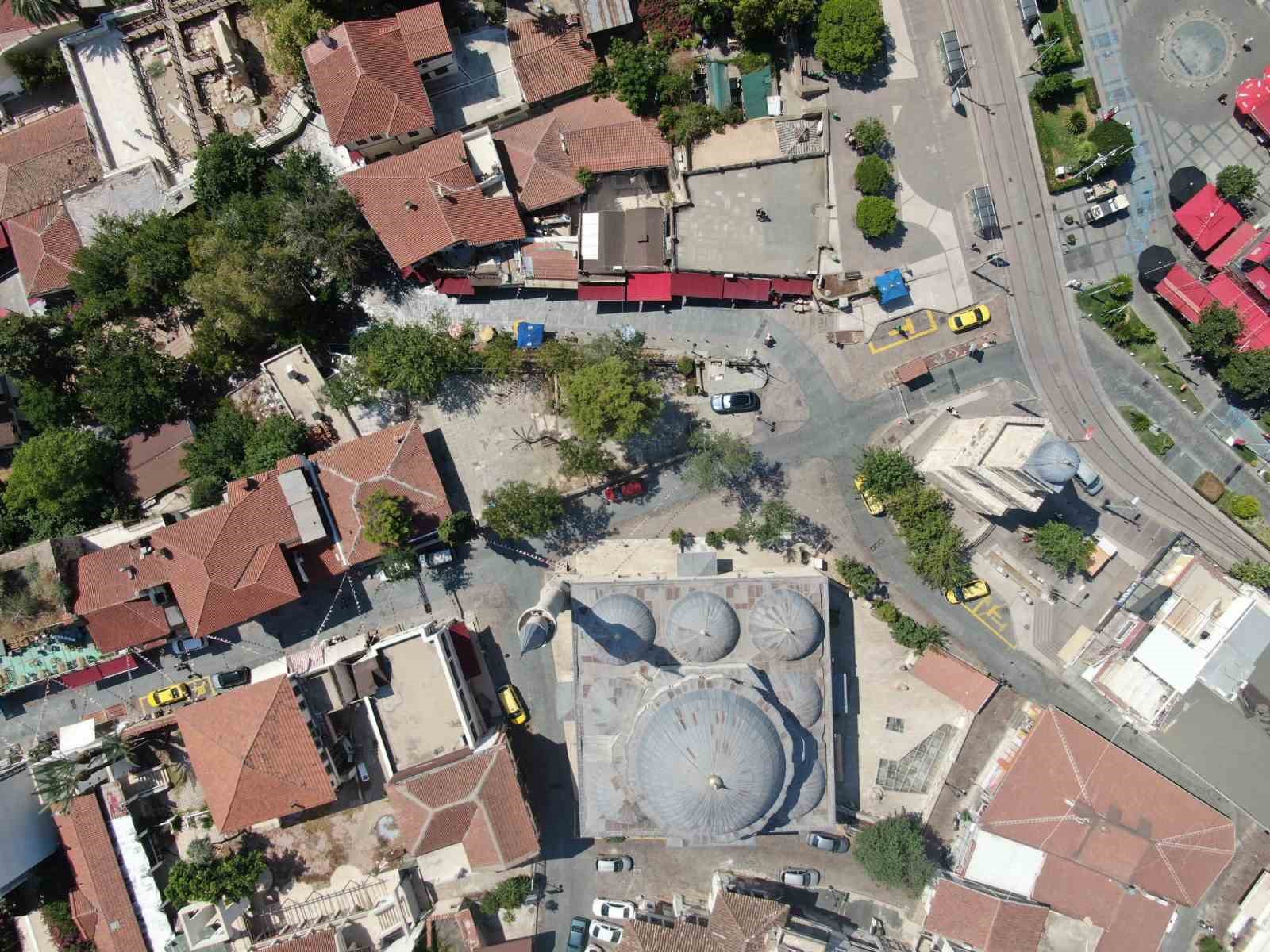 Hava kararınca nüfusunun 100 katını ağırlıyor
