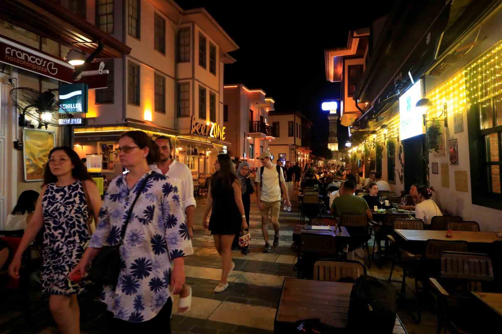 Hava kararınca nüfusunun 100 katını ağırlıyor