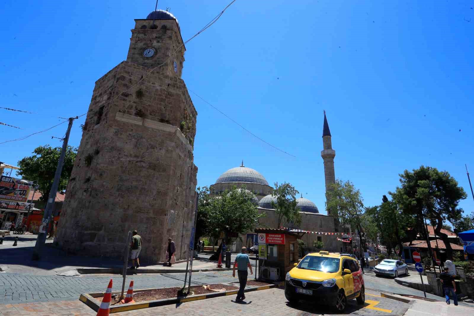 Hava kararınca nüfusunun 100 katını ağırlıyor