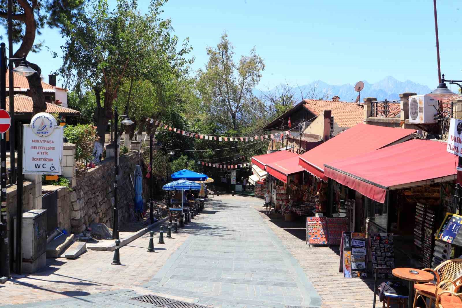 Hava kararınca nüfusunun 100 katını ağırlıyor