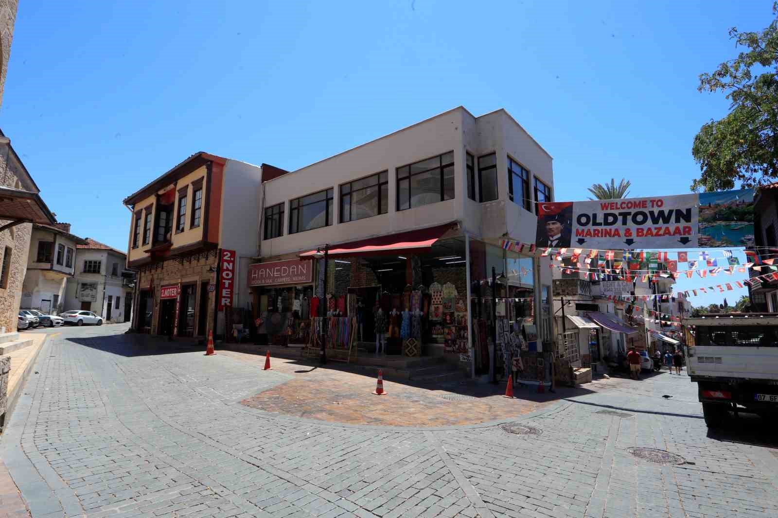 Hava kararınca nüfusunun 100 katını ağırlıyor