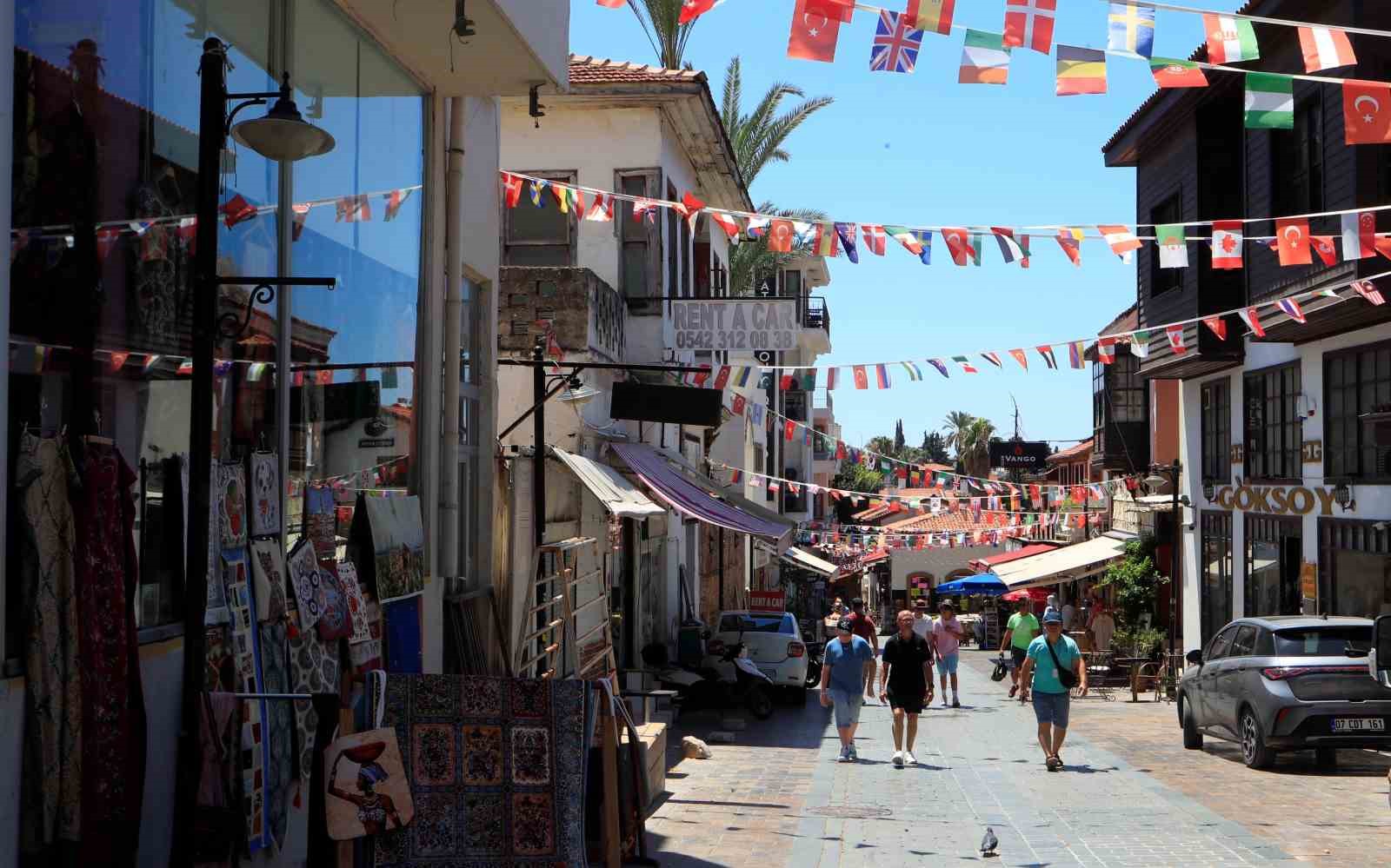 Hava kararınca nüfusunun 100 katını ağırlıyor