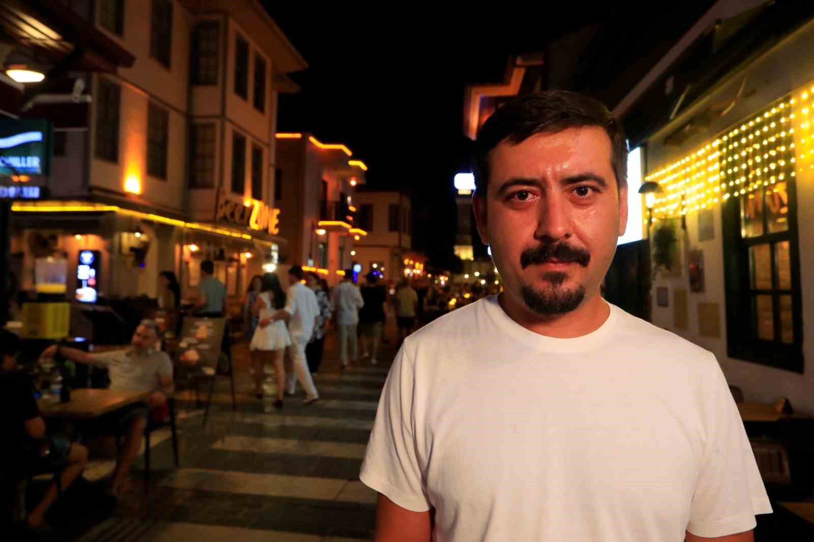 Hava kararınca nüfusunun 100 katını ağırlıyor