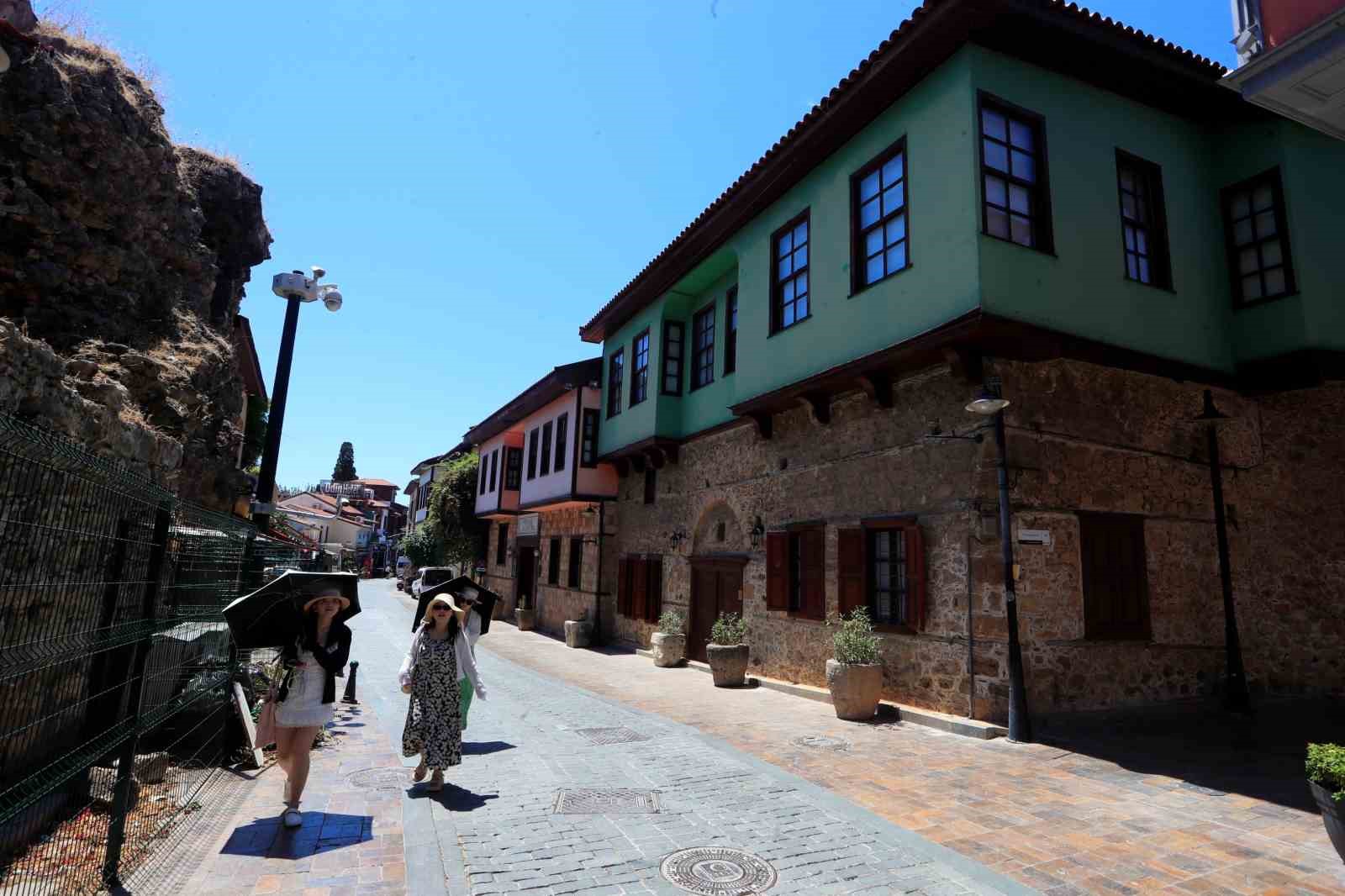 Hava kararınca nüfusunun 100 katını ağırlıyor