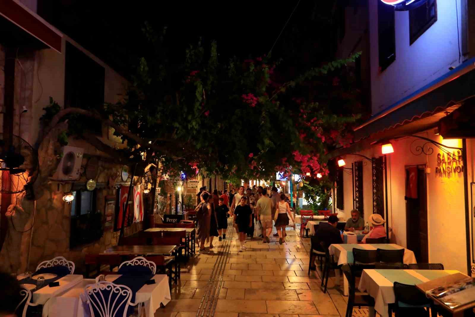 Hava kararınca nüfusunun 100 katını ağırlıyor