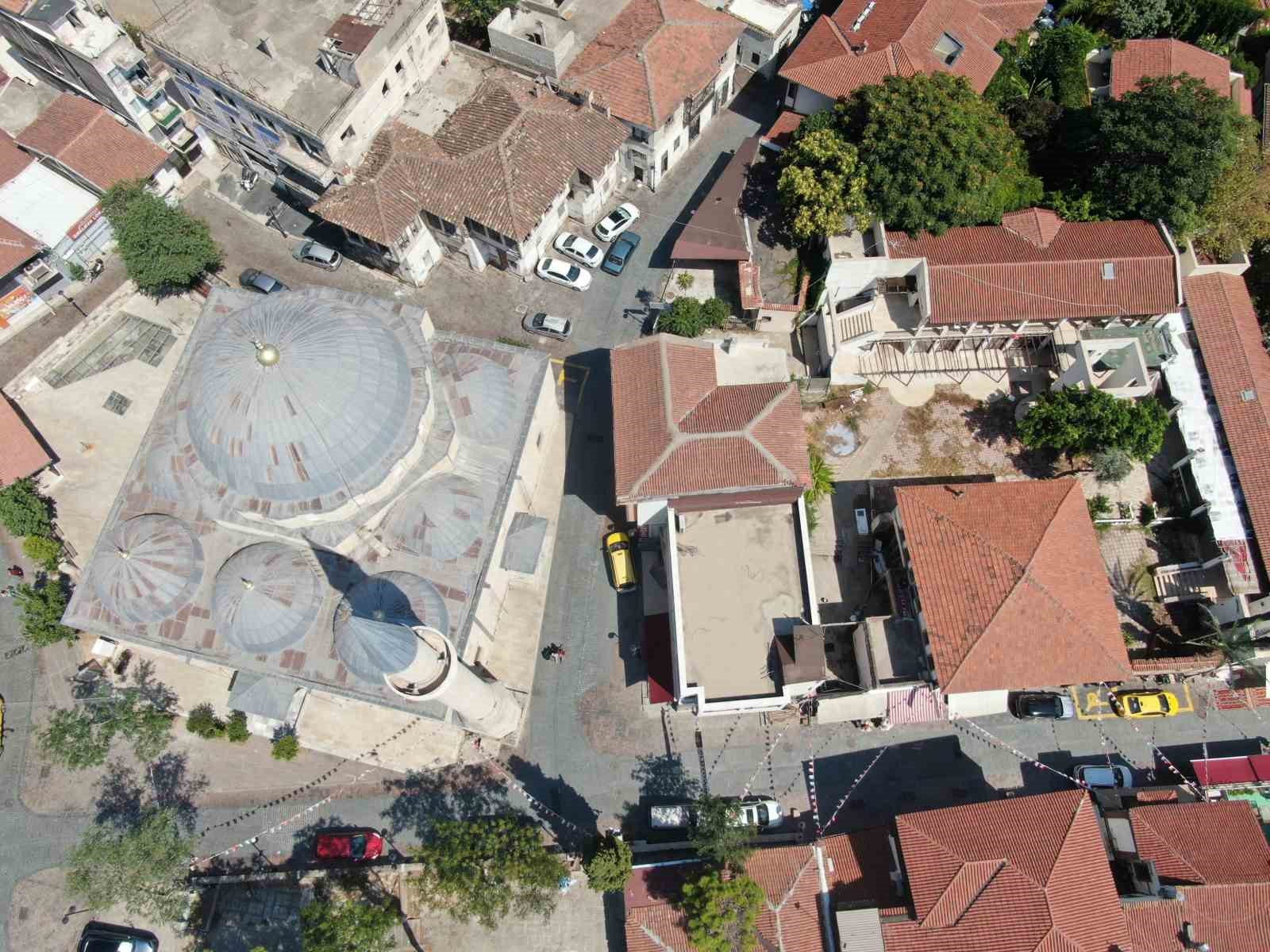 Hava kararınca nüfusunun 100 katını ağırlıyor