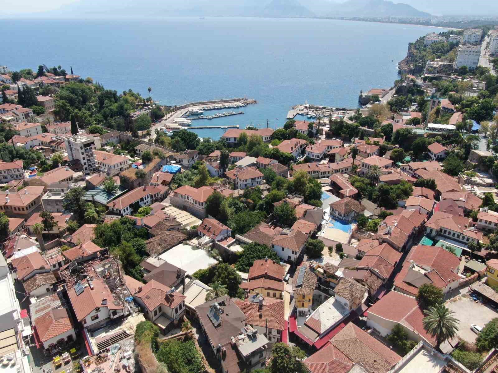 Hava kararınca nüfusunun 100 katını ağırlıyor