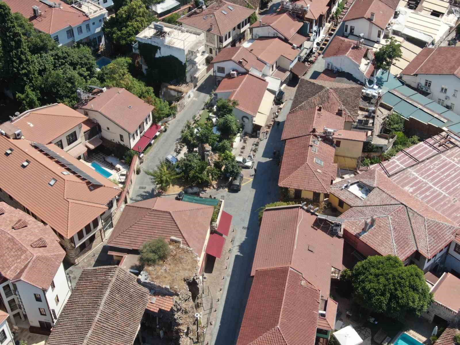 Hava kararınca nüfusunun 100 katını ağırlıyor