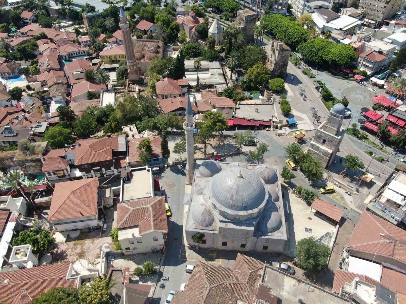 Hava kararınca nüfusunun 100 katını ağırlıyor