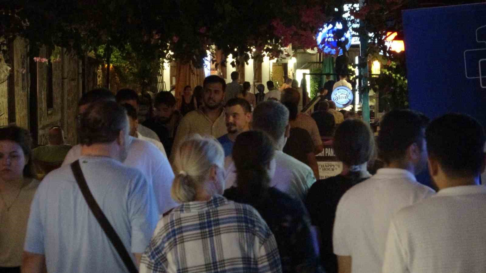 Hava kararınca nüfusunun 100 katını ağırlıyor