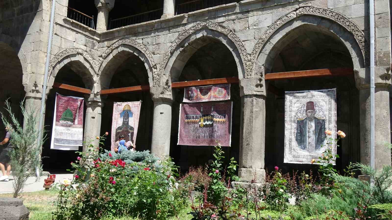 Türkiye’de bir ilki yapıyor: Kilim üzerine fırçasıyla Türk tarihini resmediyor