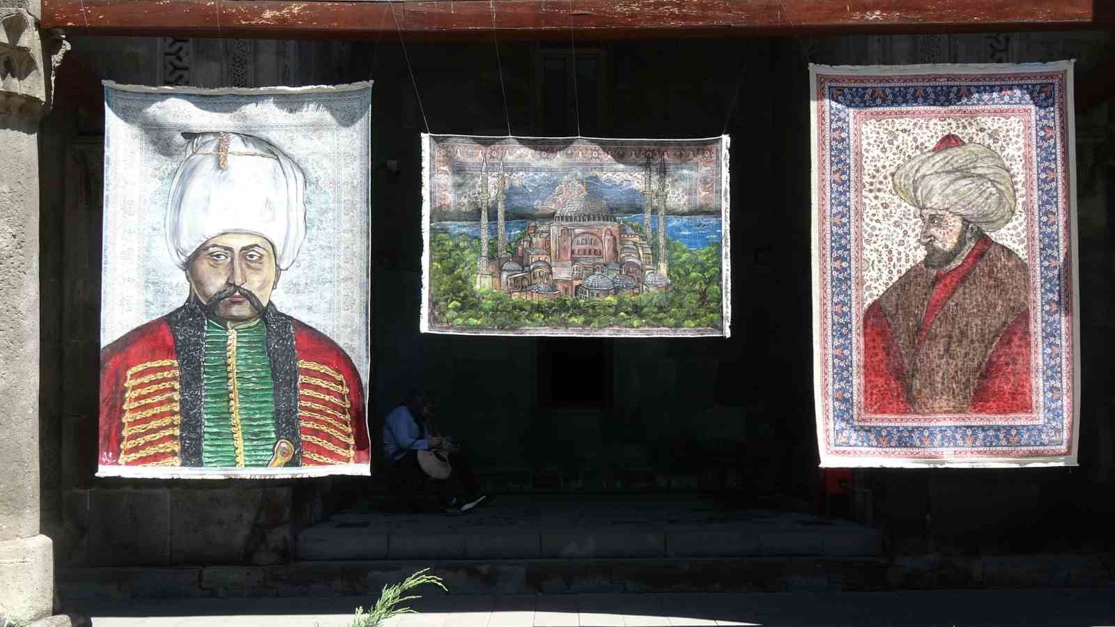 Türkiye’de bir ilki yapıyor: Kilim üzerine fırçasıyla Türk tarihini resmediyor