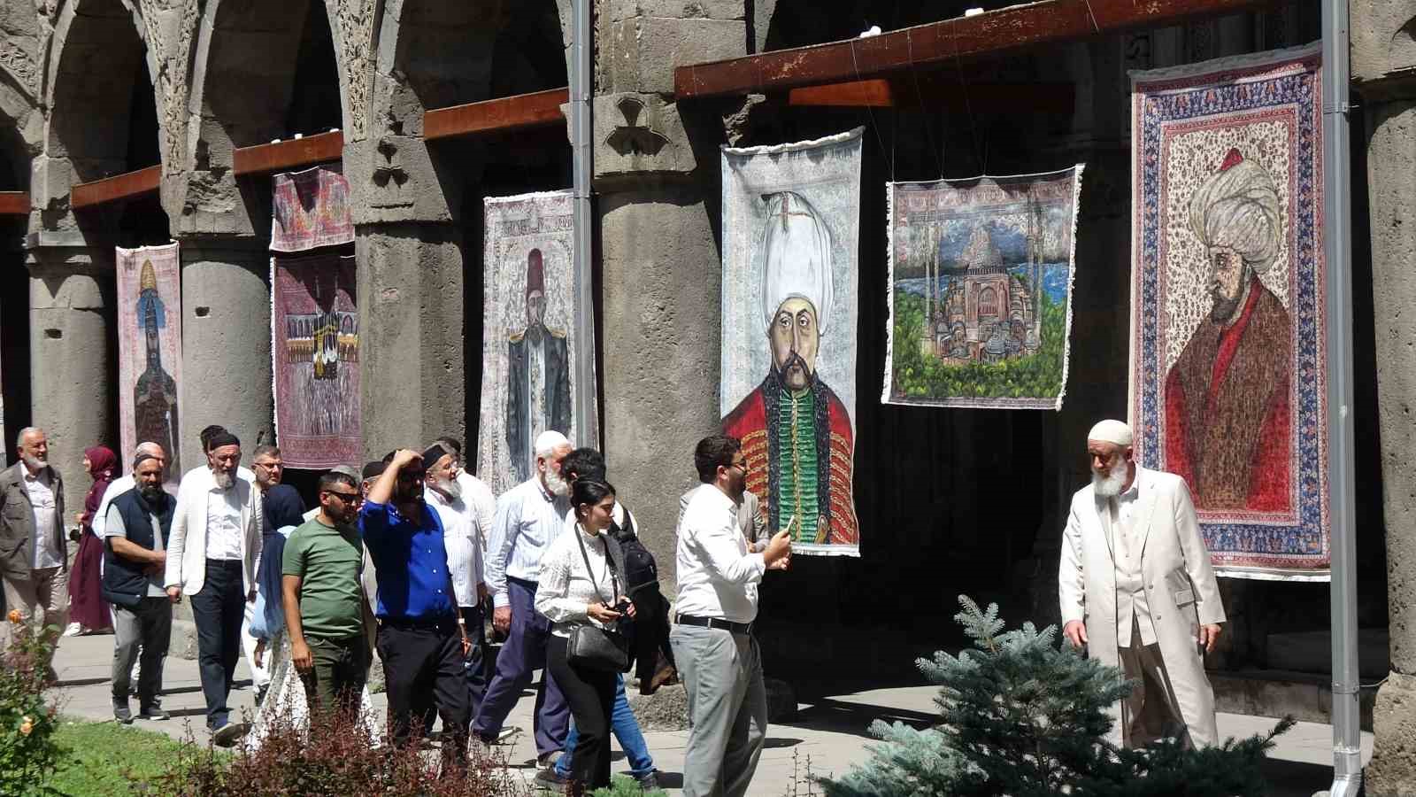 Türkiye’de bir ilki yapıyor: Kilim üzerine fırçasıyla Türk tarihini resmediyor