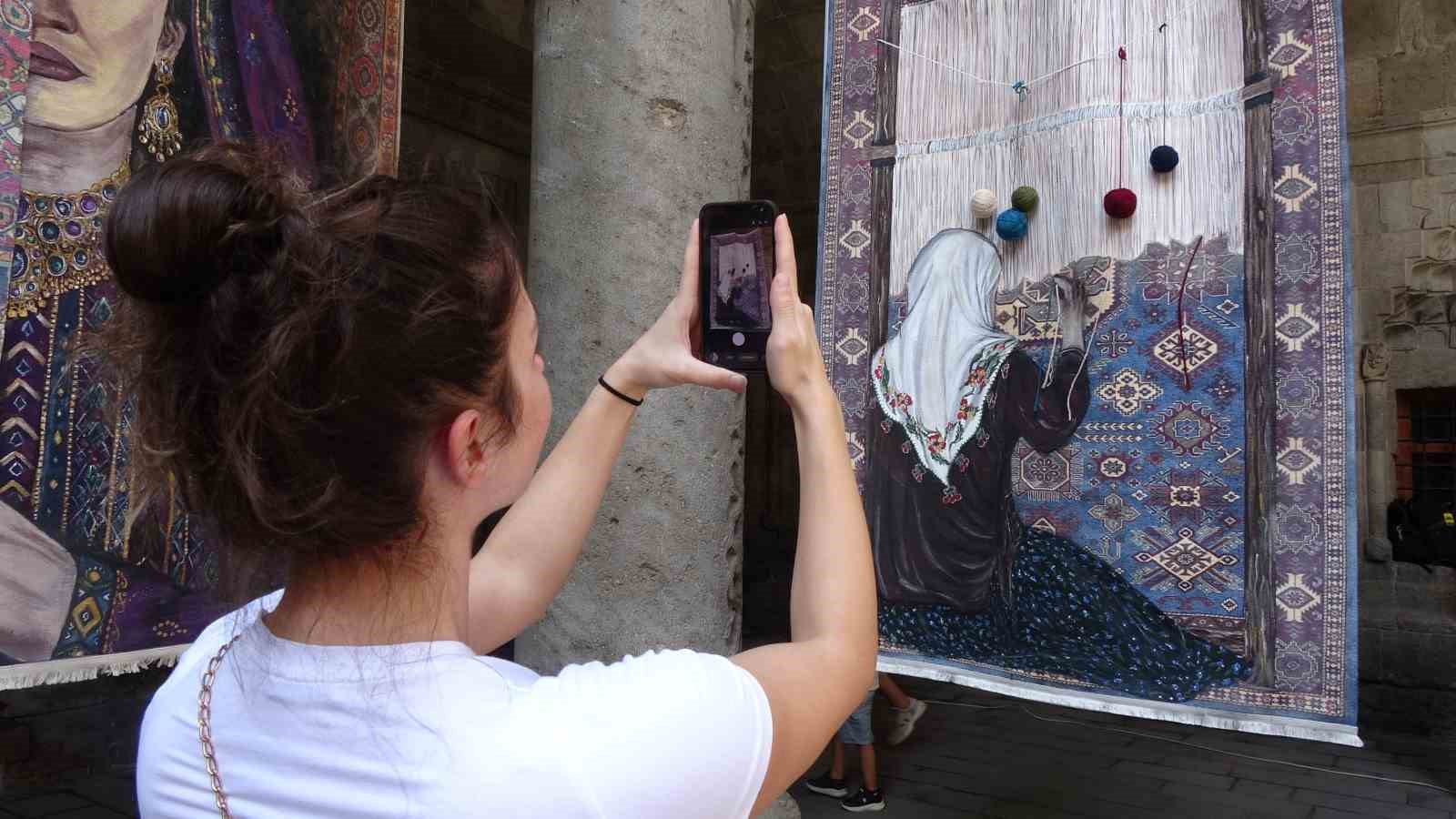 Türkiye’de bir ilki yapıyor: Kilim üzerine fırçasıyla Türk tarihini resmediyor