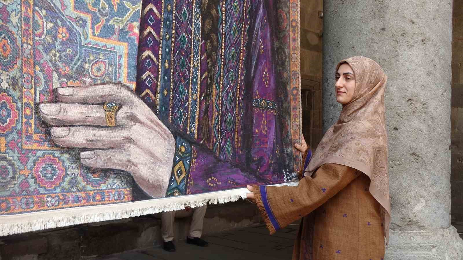 Türkiye’de bir ilki yapıyor: Kilim üzerine fırçasıyla Türk tarihini resmediyor