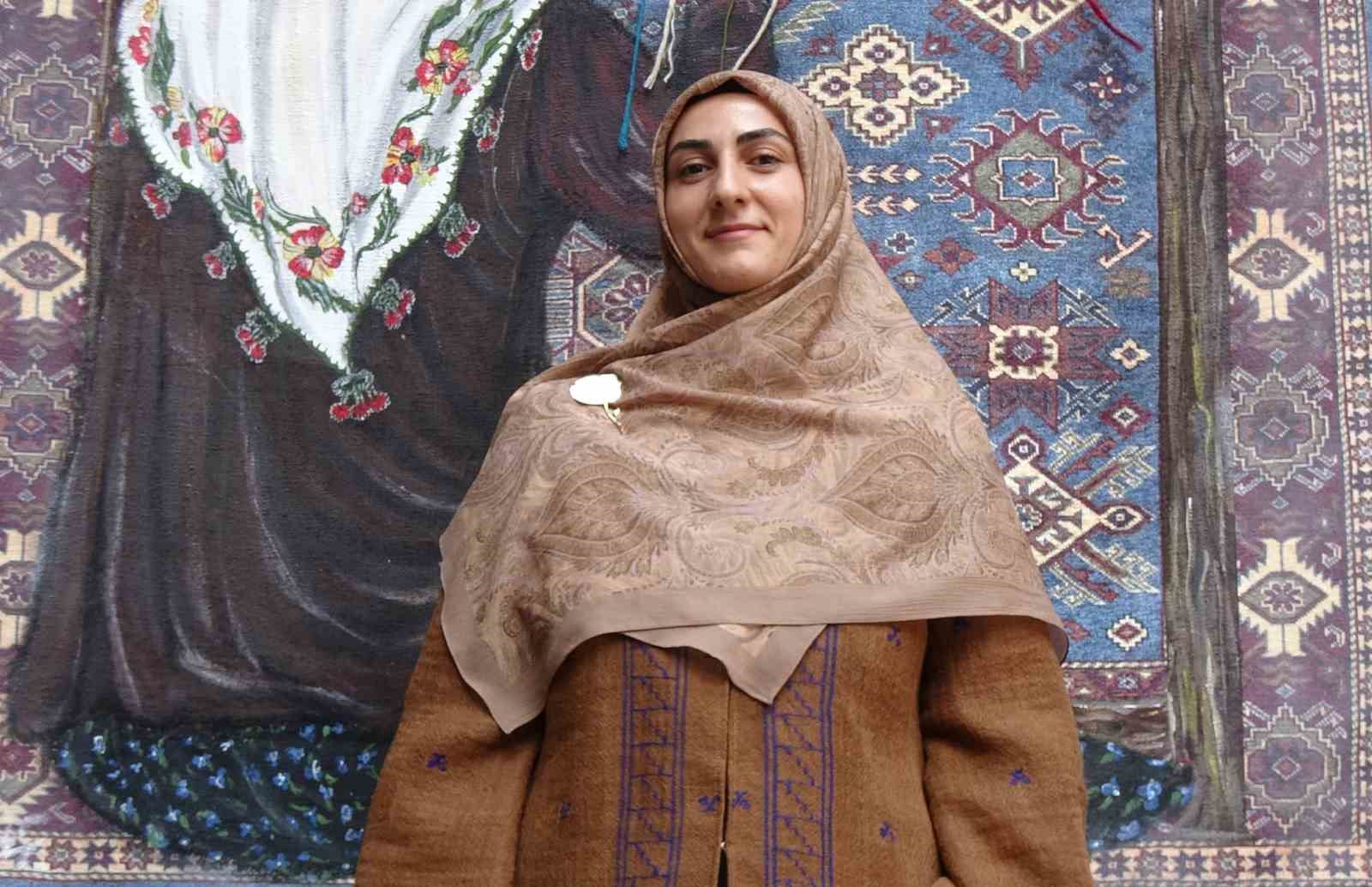 Türkiye’de bir ilki yapıyor: Kilim üzerine fırçasıyla Türk tarihini resmediyor