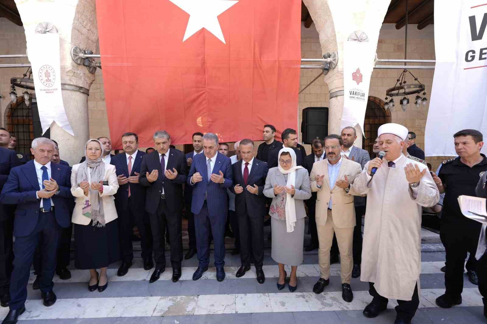 Depremde hasar alan tarihi Ömeriye Cami yeniden ibadete açıldı