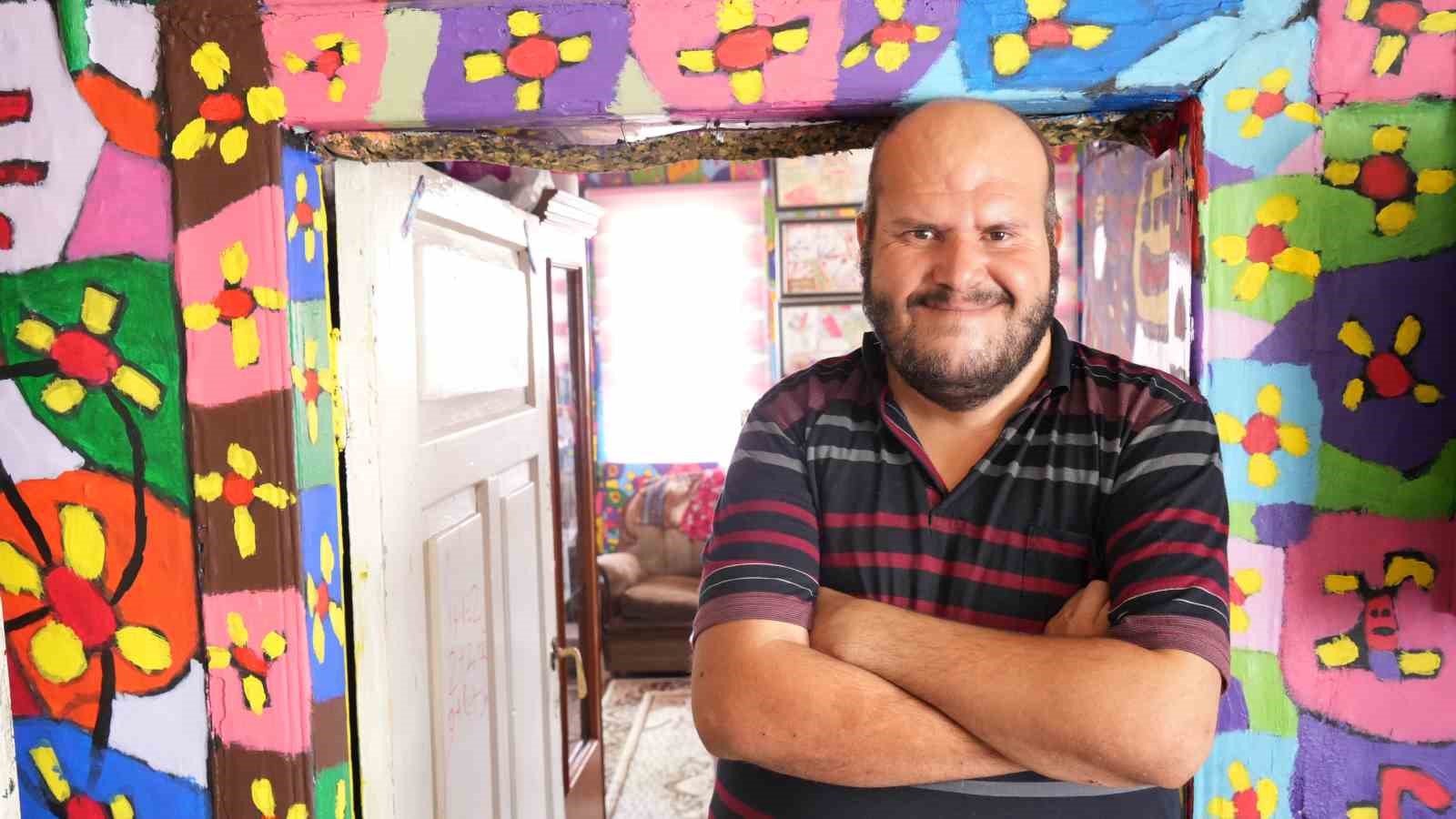 Doğuştan zihinsel engelli adam 17 yıldır hem evini hem de tablolarını boyuyor