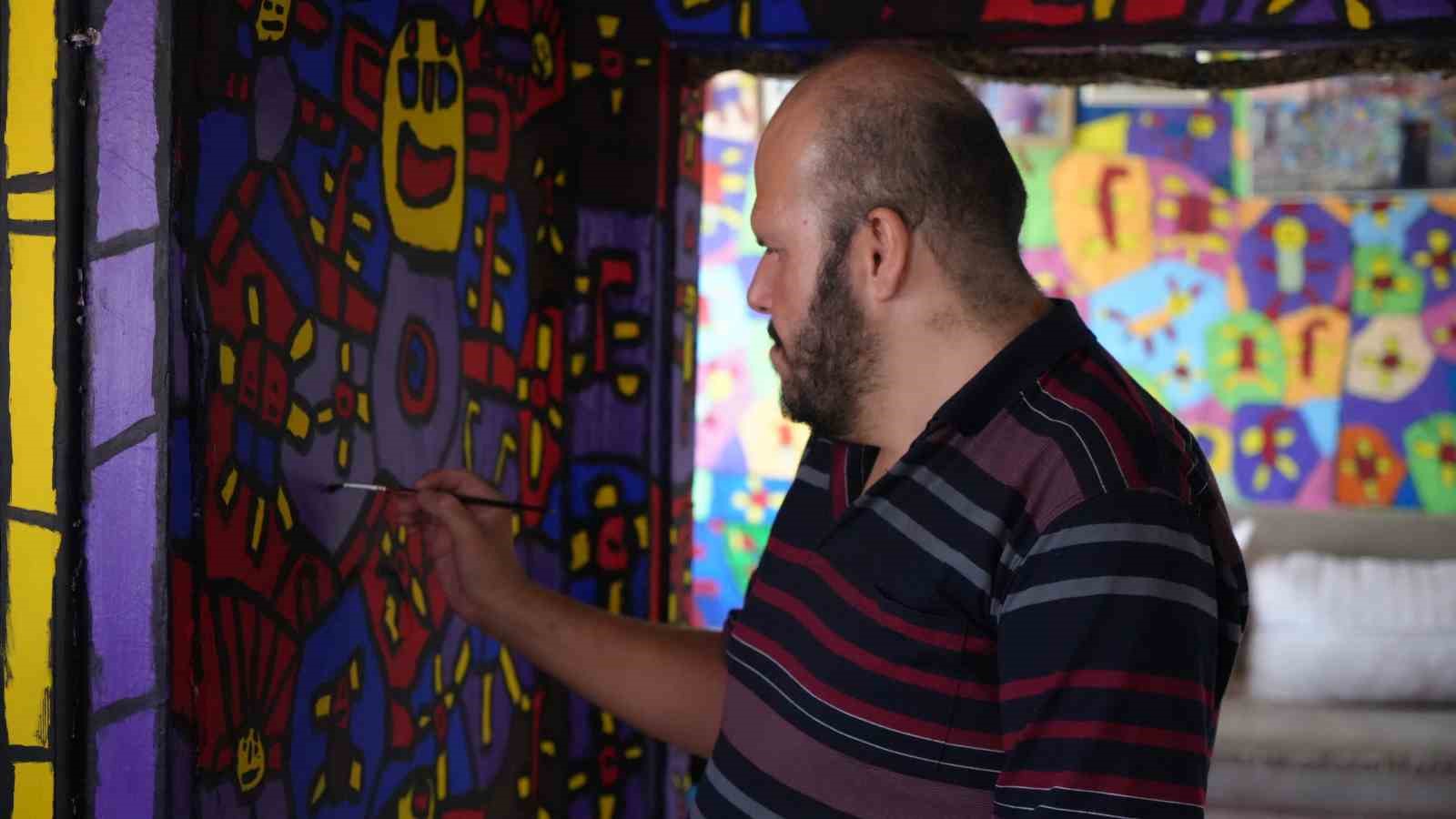 Doğuştan zihinsel engelli adam 17 yıldır hem evini hem de tablolarını boyuyor