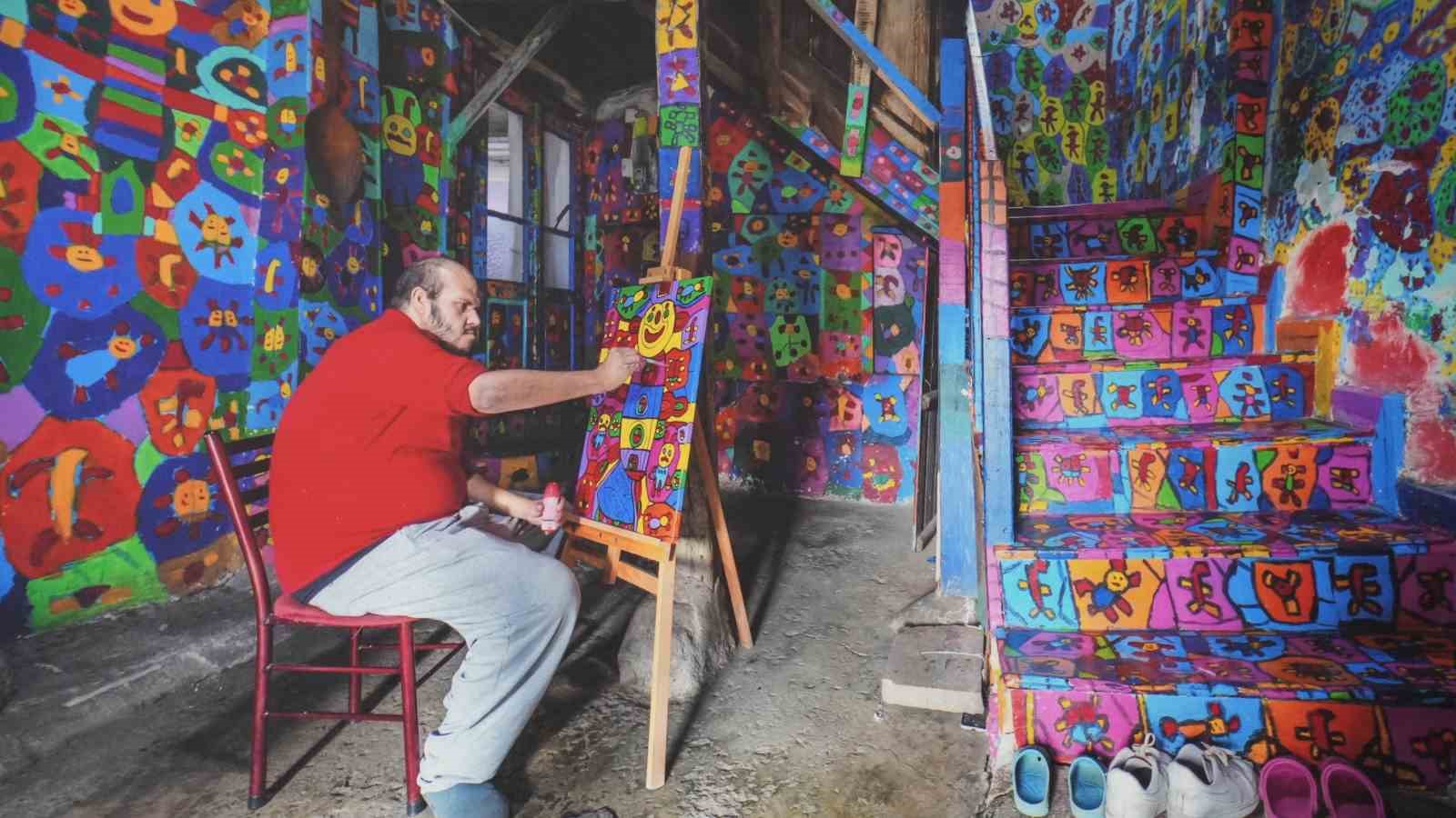 Doğuştan zihinsel engelli adam 17 yıldır hem evini hem de tablolarını boyuyor