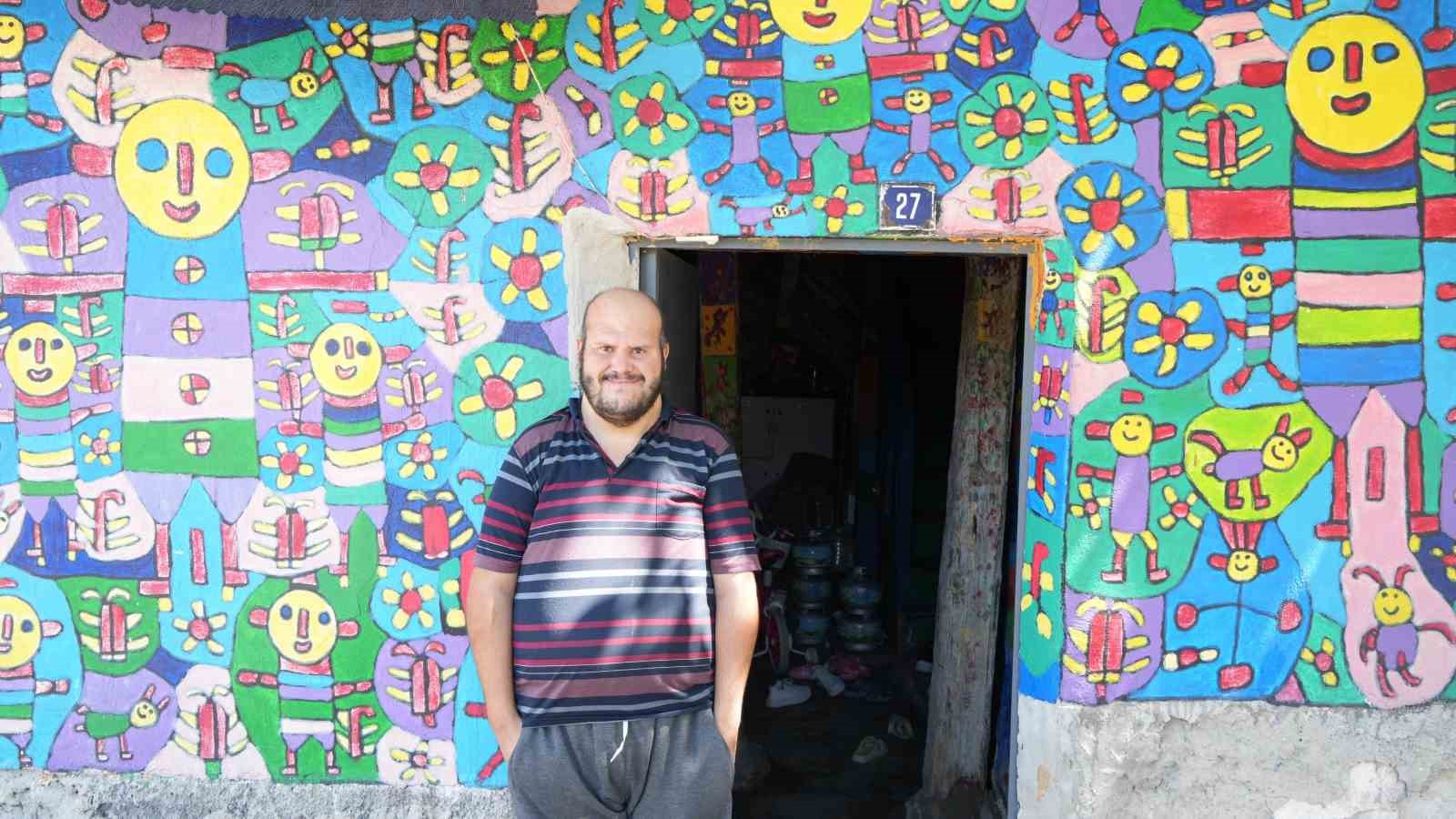 Doğuştan zihinsel engelli adam 17 yıldır hem evini hem de tablolarını boyuyor