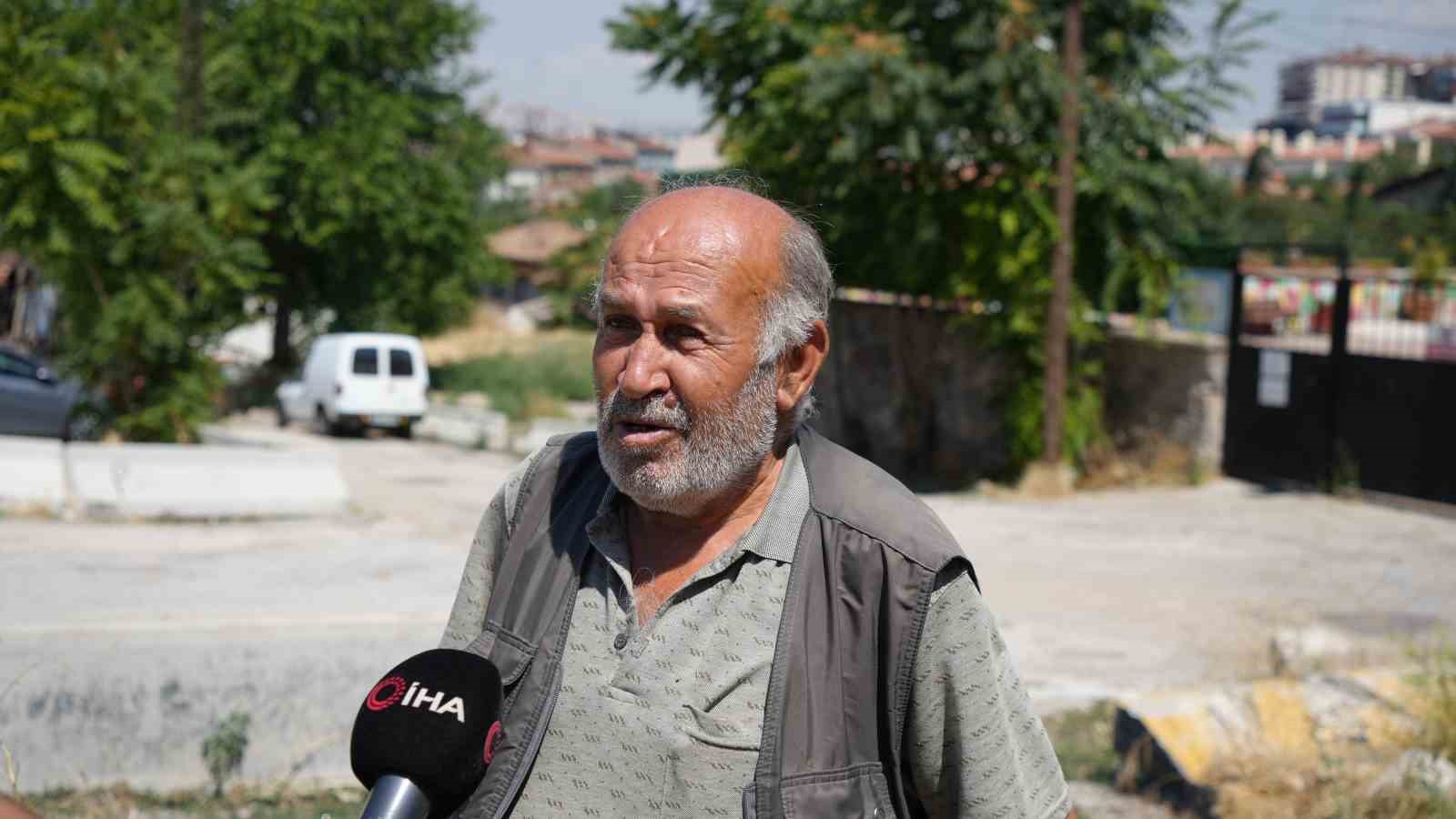 Doğuştan zihinsel engelli adam 17 yıldır hem evini hem de tablolarını boyuyor