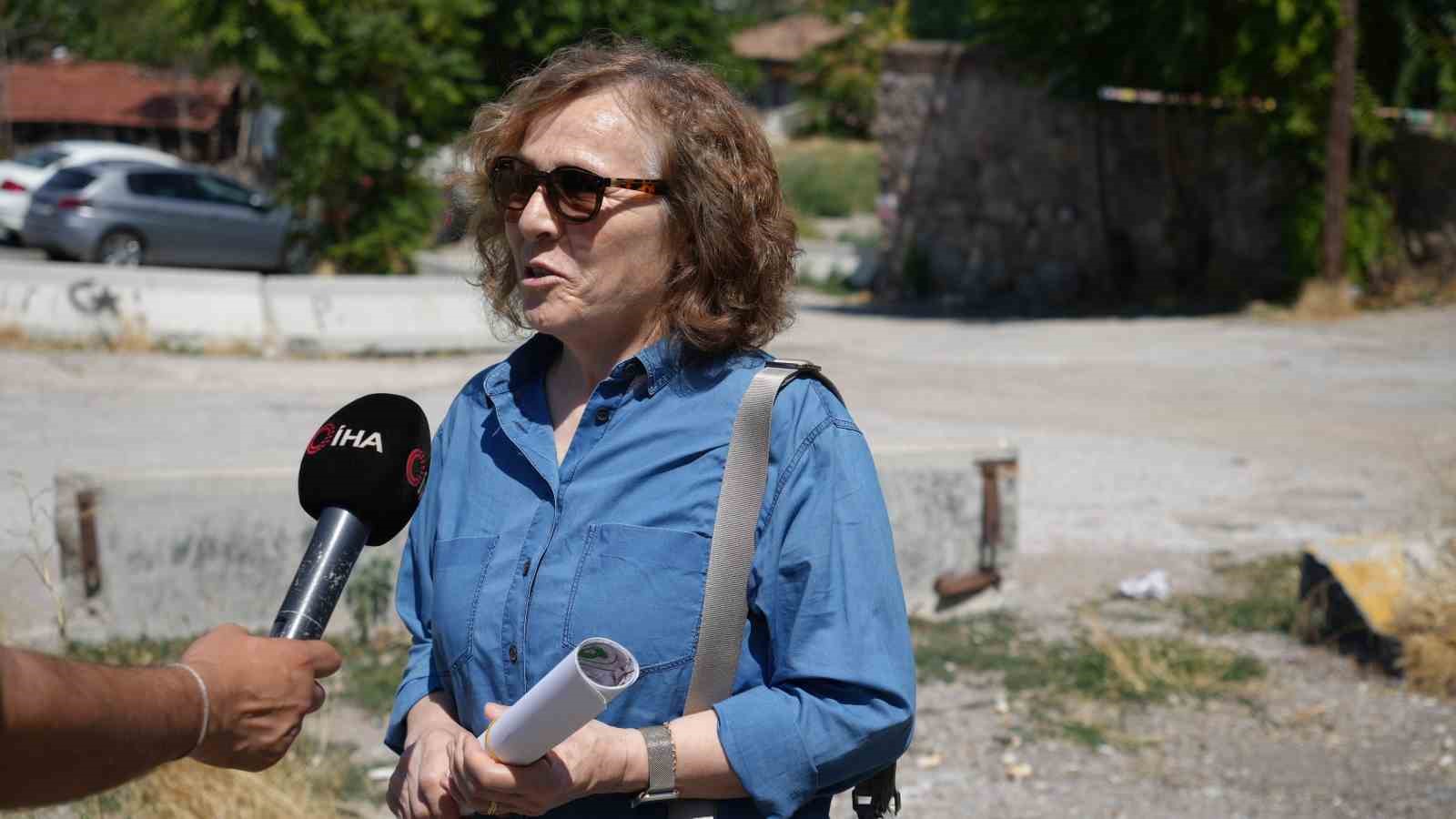 Doğuştan zihinsel engelli adam 17 yıldır hem evini hem de tablolarını boyuyor