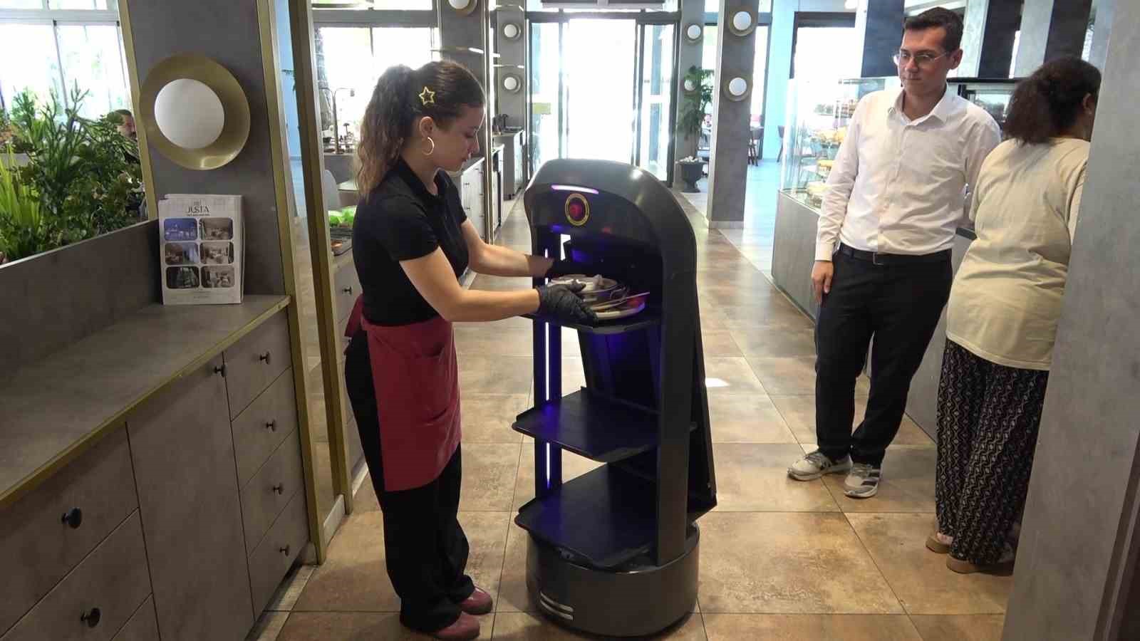 Garson robot ‘Gayretli’ rotasından çıkıp merdivenlerden düştü