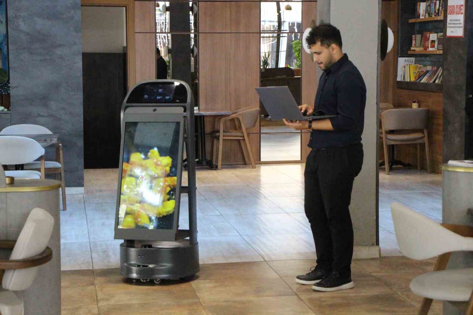 Garson robot ‘Gayretli’ rotasından çıkıp merdivenlerden düştü