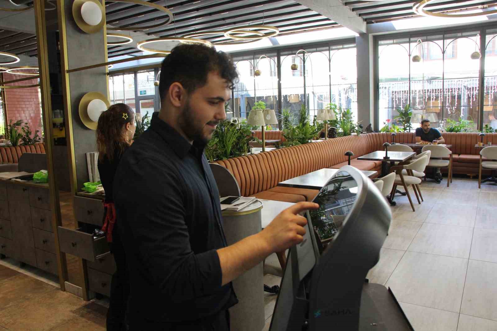 Garson robot ‘Gayretli’ rotasından çıkıp merdivenlerden düştü