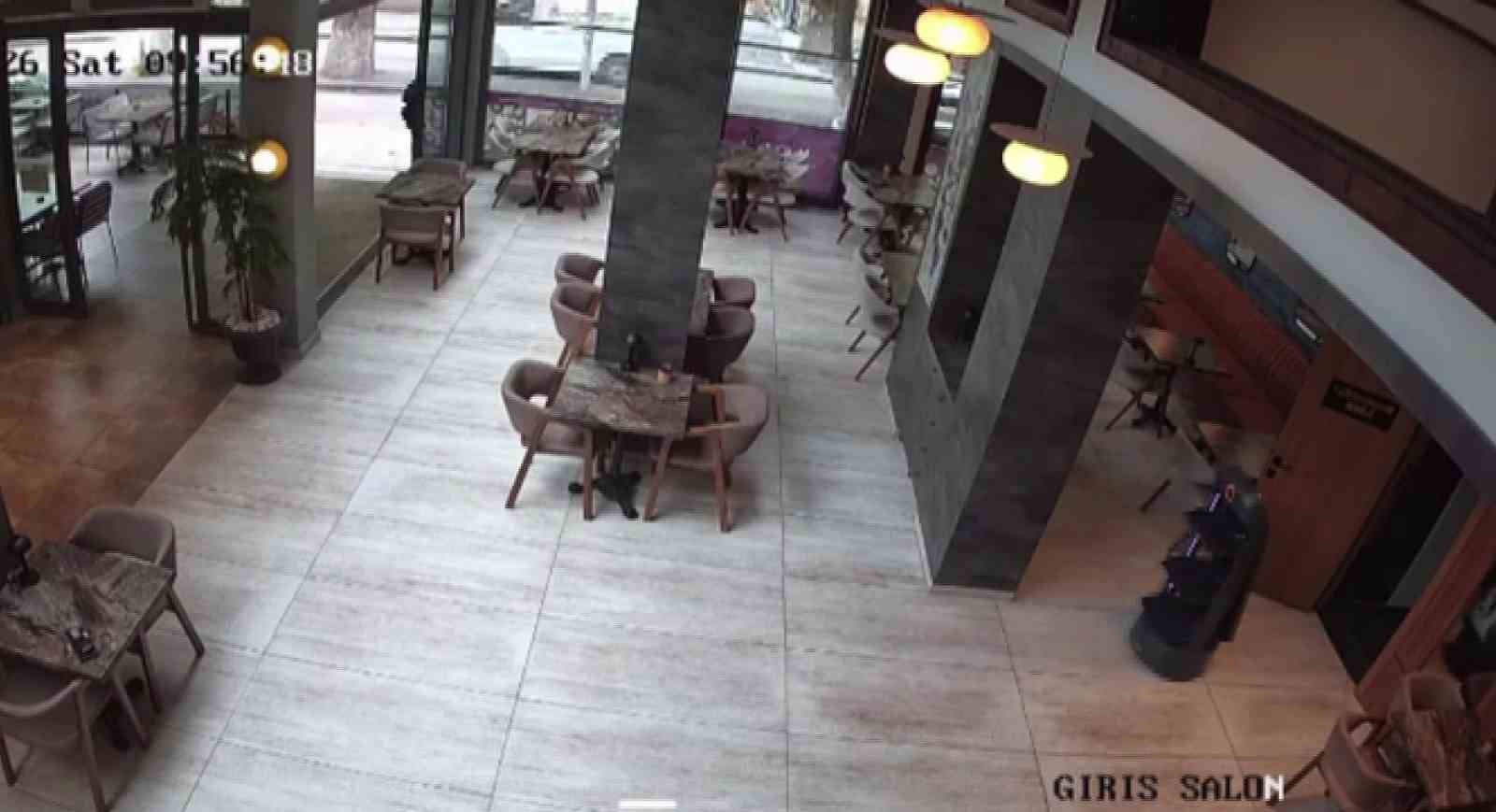 Garson robot ‘Gayretli’ rotasından çıkıp merdivenlerden düştü