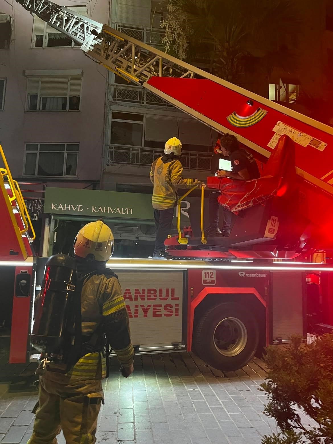 Silivri Sahili’nde apartman yangını: Mahsur kalanlar balkonlardan kurtarıldı
